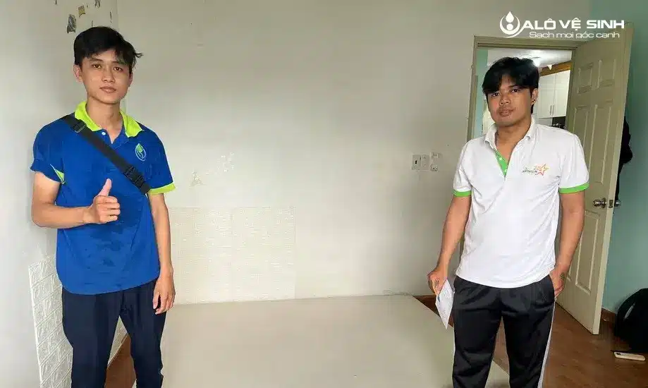 Nhân viên Alo Vệ Sinh giặt topper Quận 10 tại nhà khách hàng