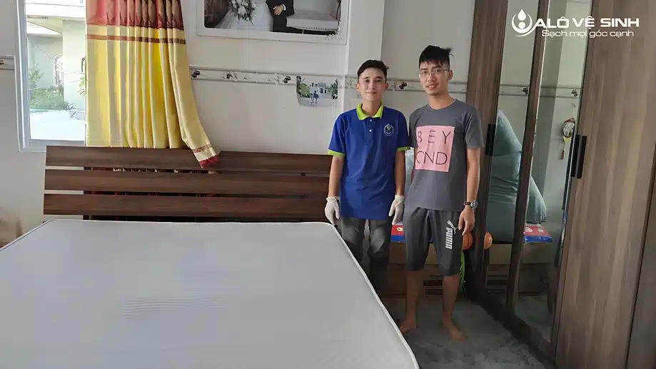 Nhân viên Alo Vệ Sinh giặt topper Quận 7 tại nhà khách hàng