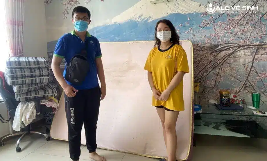 Nhân viên Alo Vệ Sinh giặt topper Quận 8 tại nhà khách hàng