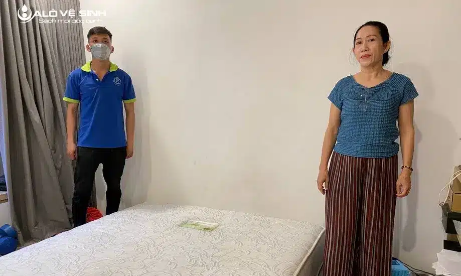 Nhân viên Alo Vệ Sinh giặt topper Tân Phú tại nhà khách hàng