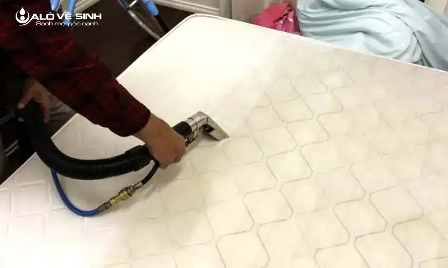 Nhân viên kỹ thuật Alo Vệ Sinh giặt nệm lò xo, sofa tại nhà khách hàng TPHCM