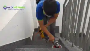 Nhân viên Alo Vệ Sinh giặt thảm cầu thang TPHCM