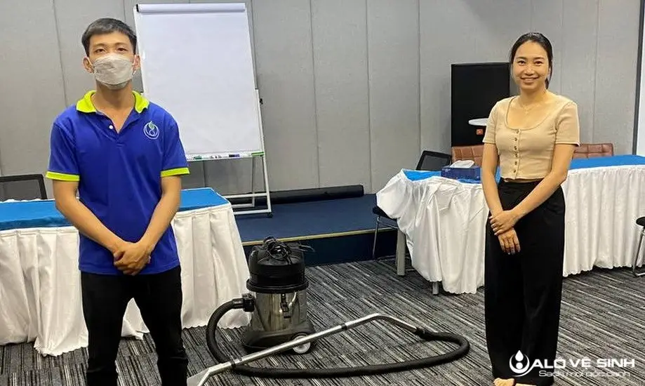 Nhân viên Alo Vệ Sinh khử mùi nước tiểu mèo tại nhà khách hàng nhanh chóng và hiệu quả