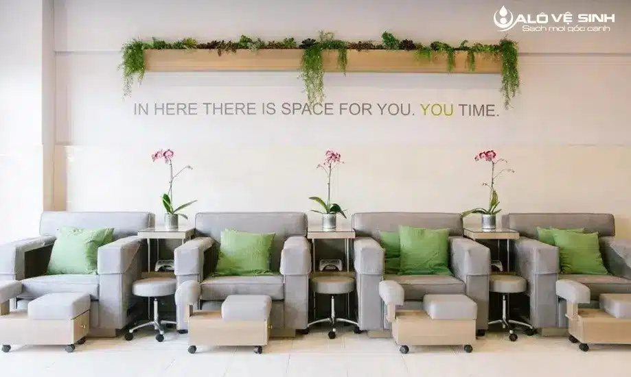 Bảo quản ghế nail tránh vết bẩn, vết mực để ghế nail luôn tươi mới