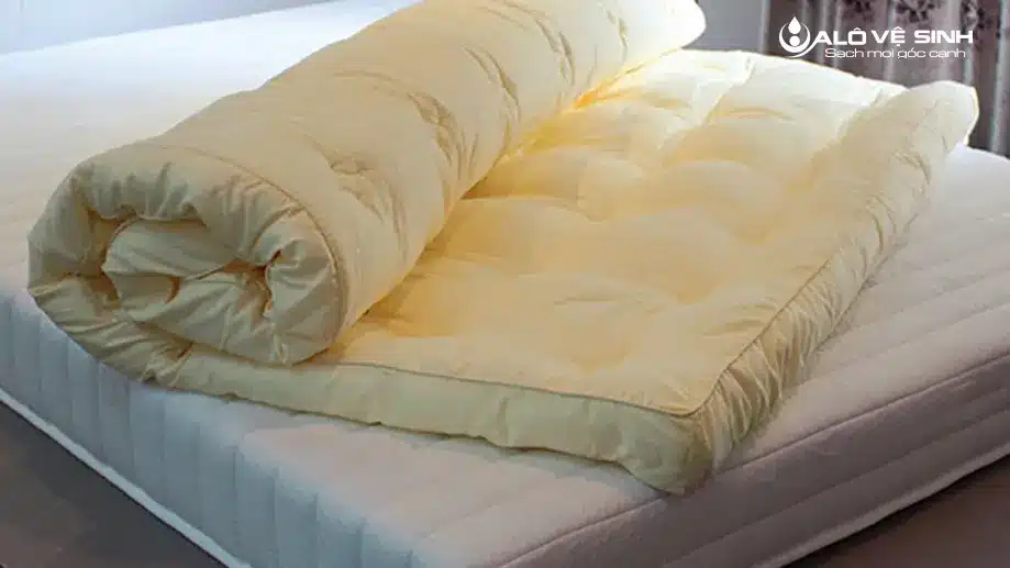 Phân loại topper trước khi thực hiện cách giặt topper bị ướt tại nhà