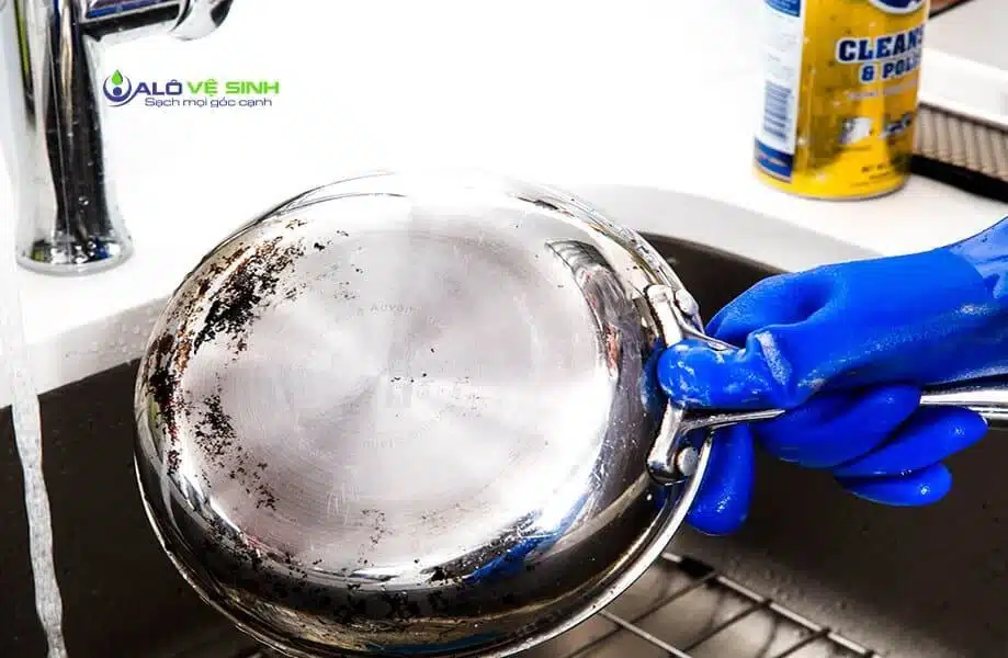 Cách Làm Sạch Dấu Nồi Bị Cháy Khét Nhanh Chóng Cách làm sạch dấu nồi bị cháy khét bằng khoai tây và muối