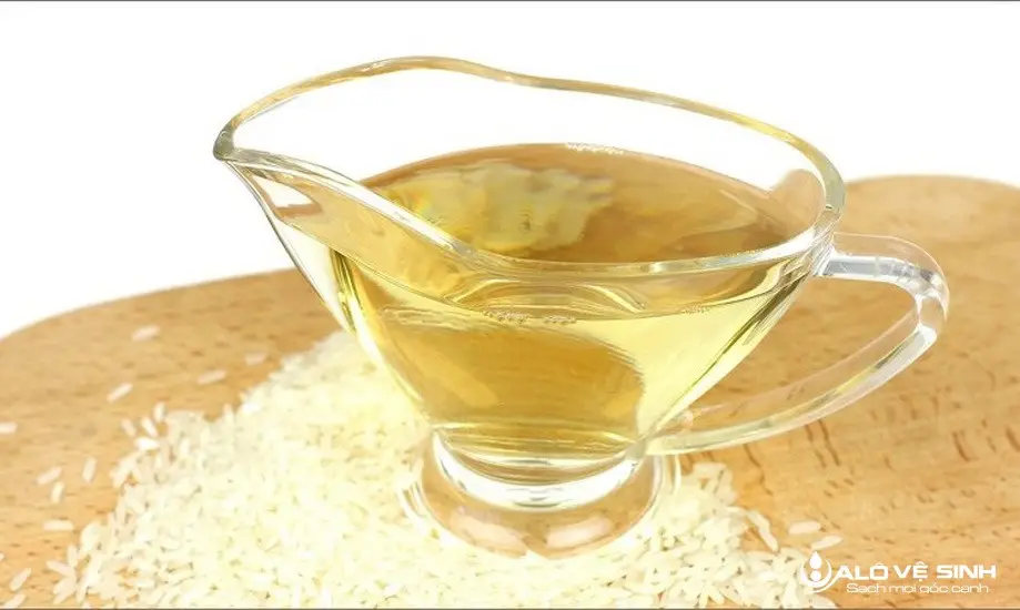 7 Cách Làm Sạch Ghế Sofa Giả Da Ố Bẩn Hiệu Quả Tức Thì Cách làm sạch ghế sofa giả da với giấm ăn