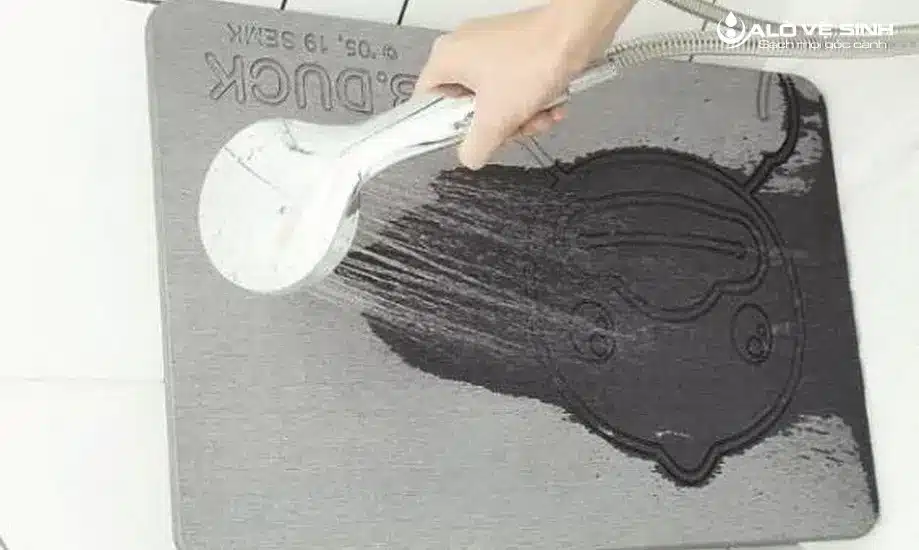 Cách làm sạch thảm đá bằng nước