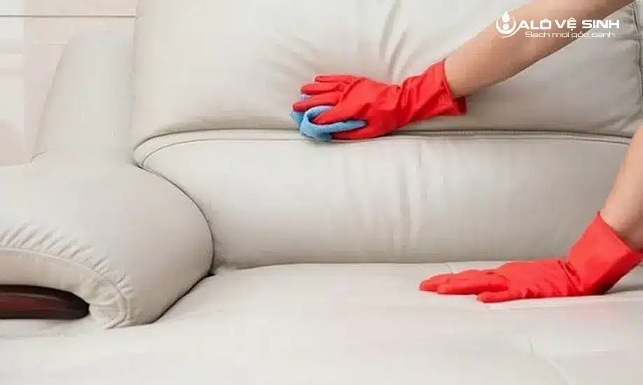 Gợi Ý Cách Làm Sạch Vết Bẩn Trên Ghế Sofa Lau bằng cồn cực nhanh và tiện lợi khi làm sạch vết bẩn trên ghế sofa