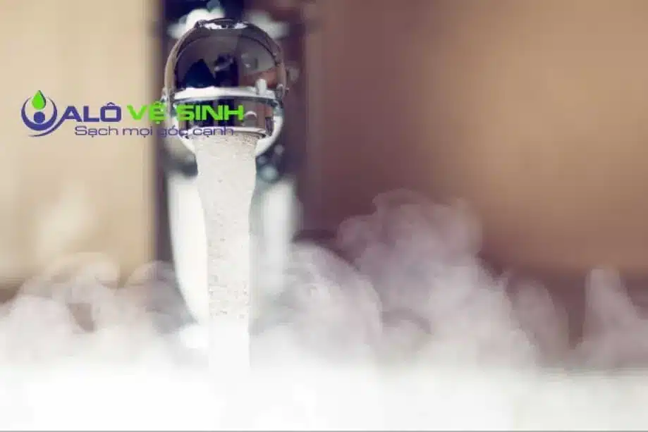 Cách tẩy sơn tường bằng nước nóng tại nhà