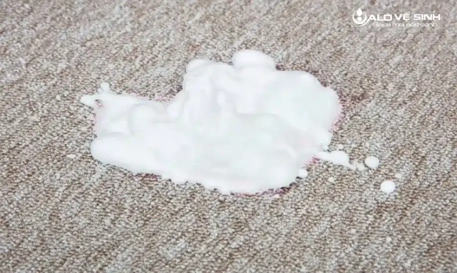 Cách tẩy vết ố trên thảm bằng kem cạo râu