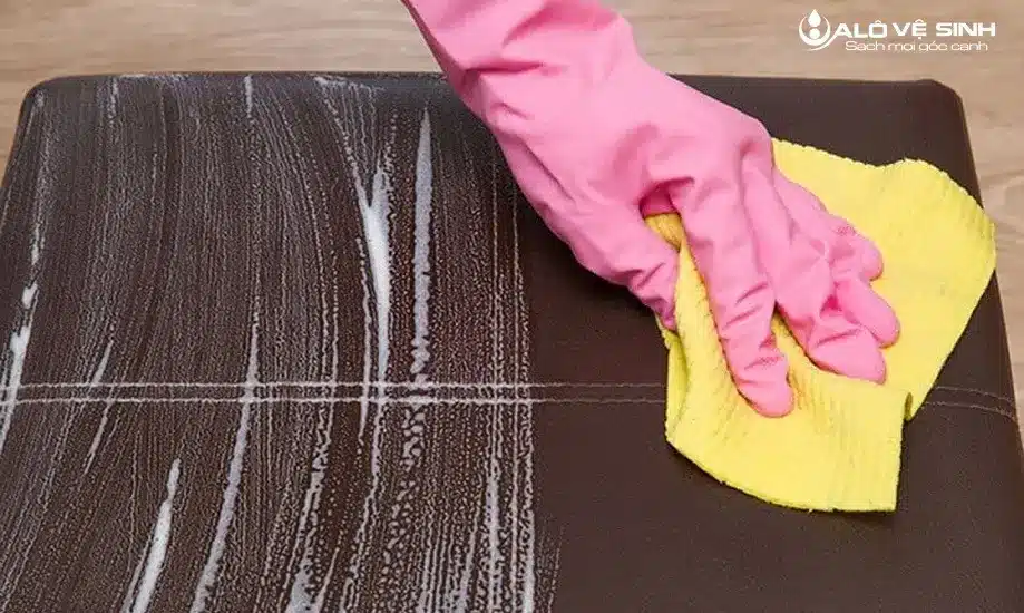 Cách vệ sinh sofa giả da bằng dung dịch xà phòng