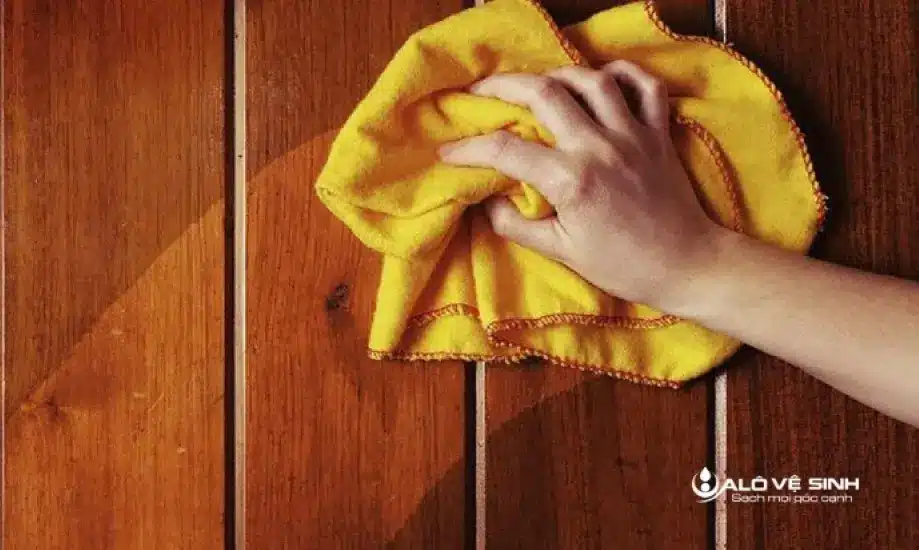 Dùng khăn để lau chùi vết bẩn bám trên bề mặt sofa mang lại vẻ đẹp như mới