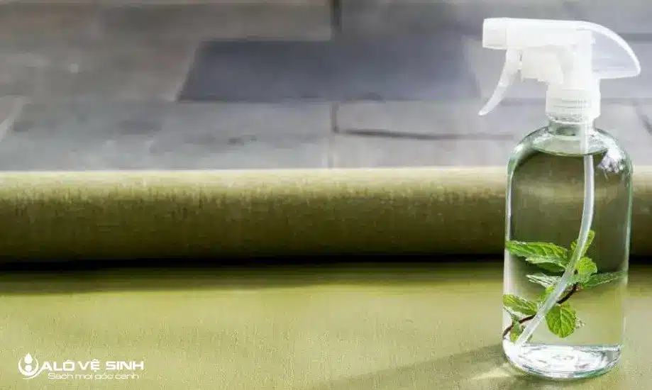 Cách xử lý vết bẩn trên thảm yoga bằng nước và xà phòng