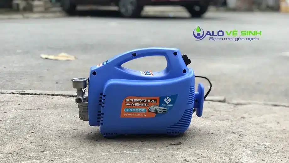 Cọ rửa gầm xe ô tô thường xuyên bằng máy rửa xe chuyên dụng