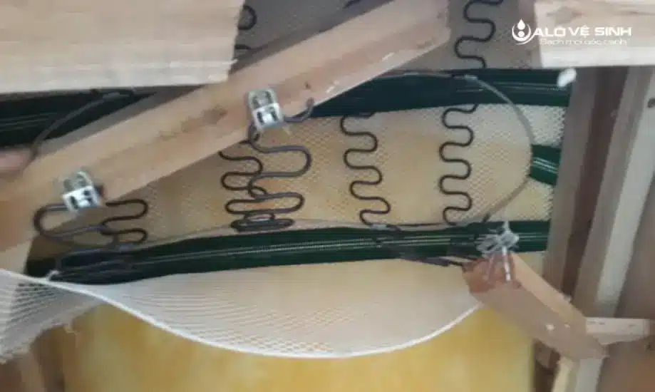 Khung sofa dễ bị gãy là dấu hiệu sofa chất lượng kém.