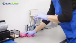 Để tránh bị trục lợi bạn nên thuê dịch vụ vệ sinh văn phòng bên ngoài uy tín và chất lượng