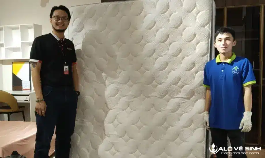 Đội ngũ lao động luôn mặc đồng phục của Alo Vệ Sinh trước khi giặt ghế tại nhà khách hàng