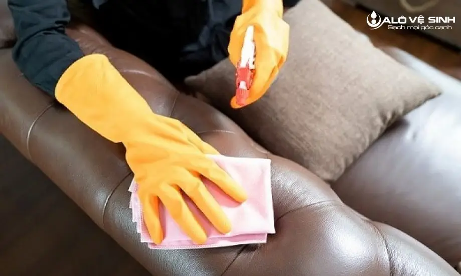 Nguyên Nhân Và Cách Khắc Phục Sofa Da Bị Sờn Hiệu Quả Dùng dung dịch chuyên dụng để làm bóng sofa da bị sờn