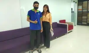 Nhân viên Alo Vệ Sinh giặt ghế nail chuyên nghiệp tại nhà khách hàng