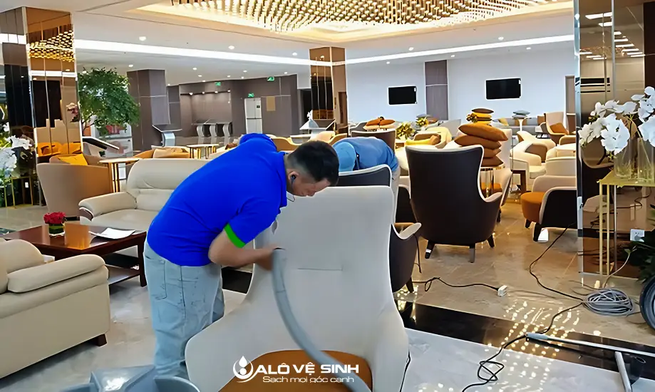 Nhân viên Alo Vệ Sinh giặt ghế nhà hàng định kỳ đảm bảo an toàn vệ sinh