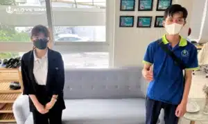 Nhân viên Alo Vệ Sinh giặt ghế quán karaoke khách hàng