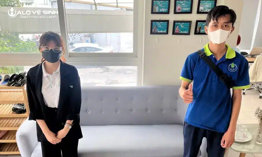 Nhân viên Alo Vệ Sinh giặt ghế quán karaoke khách hàng