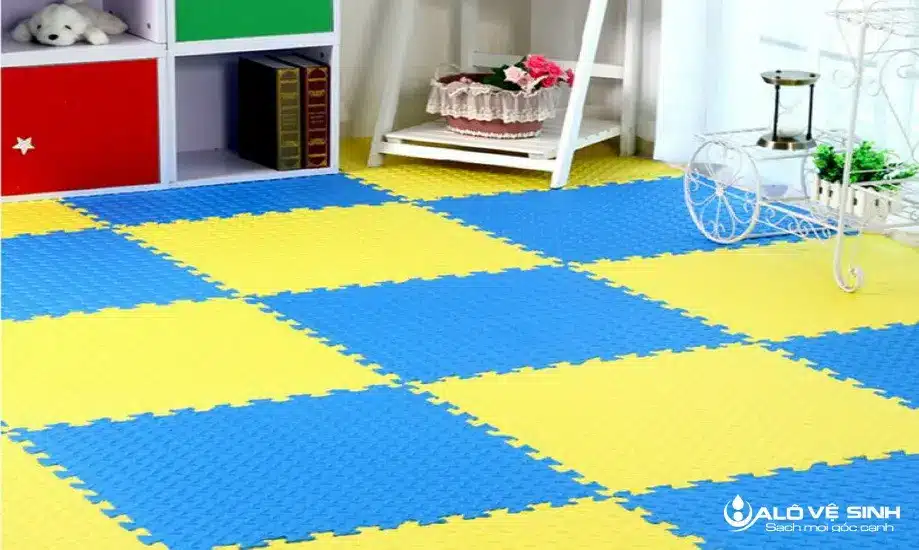 Giặt thảm xốp ngay khi bị tràn bẩn để tránh nước bẩn thấm sâu khó sạch