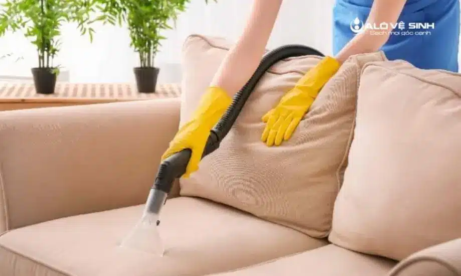 Mẹo Tẩy Vết Dầu Mỡ Trên Ghế Sofa Tại Nhà Đơn Giản, Nhanh Chóng Bạn sẽ thật sự cần một đội vệ sinh chuyên nghiệp để làm sạch vết dầu mỡ dính lâu trên ghế sofa