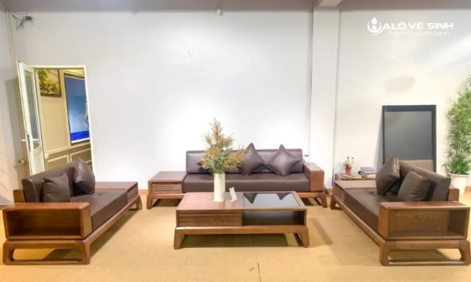 Kinh nghiệm mua sofa gỗ cao cấp là dựa vào chất liệu gỗ của ghế.