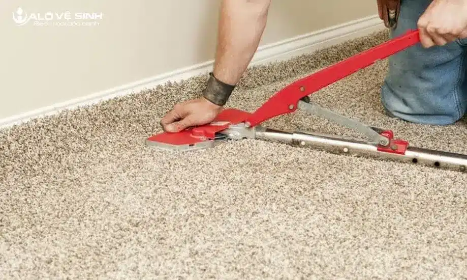 Cách Khắc Phục Tình Trạng Thảm Trải Sàn Sợi Nilong Bị Nhăn Làm phẳng thảm trải sàn sợi nilong bị nhăn bằng dụng cụ chuyên dụng