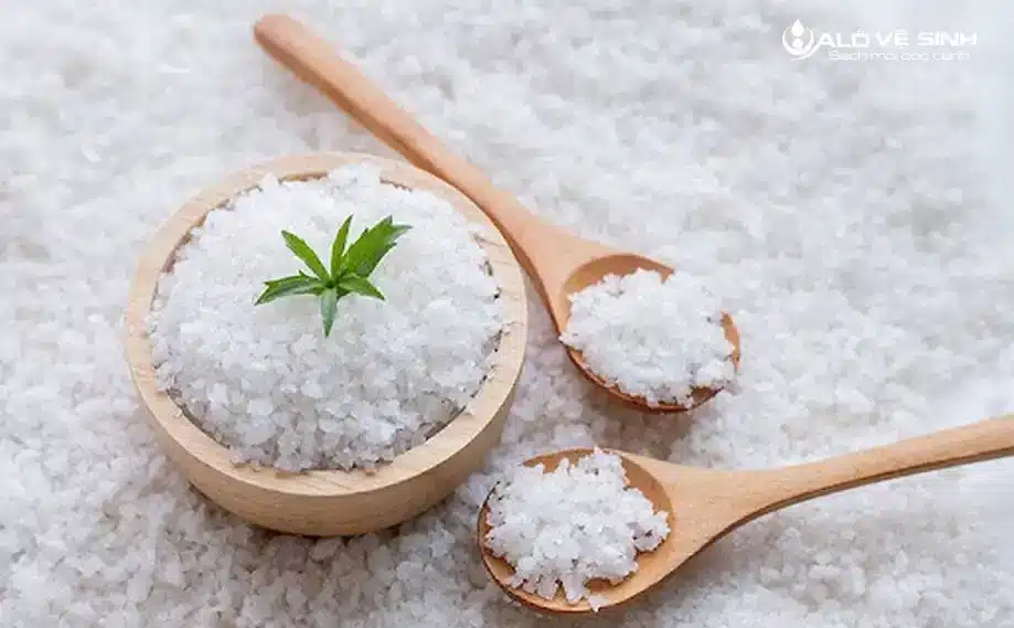 Làm sạch vết rượu trên nệm bằng muối ăn