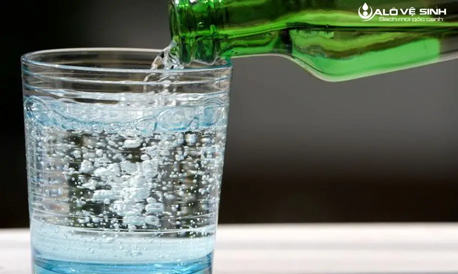 Cách Làm Sạch Vết Rượu Vang Trên Ghế Sofa Chỉ Trong 3 Phút Sử dụng nước khoáng có ga để làm sạch vết rượu vang trên ghế sofa