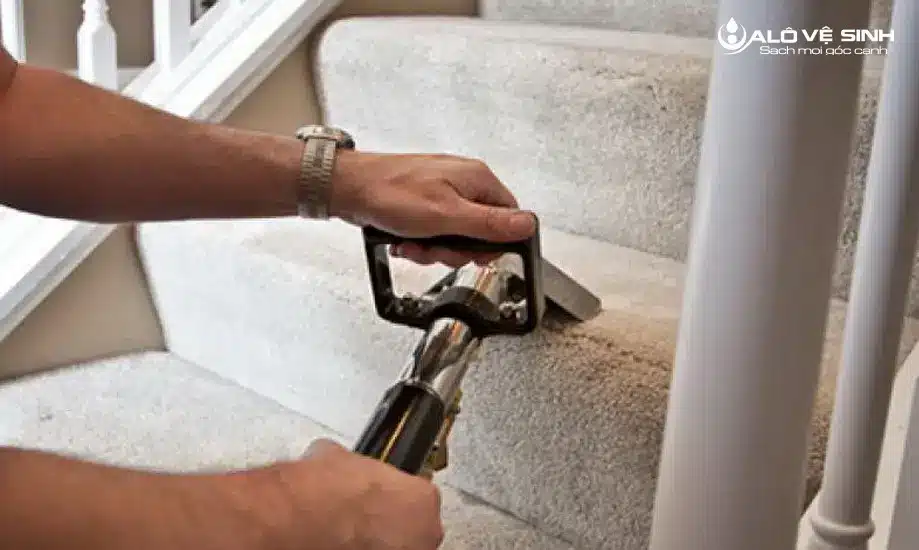 Lưu ý khi vệ sinh thảm lót cầu thang bằng máy hút bụi