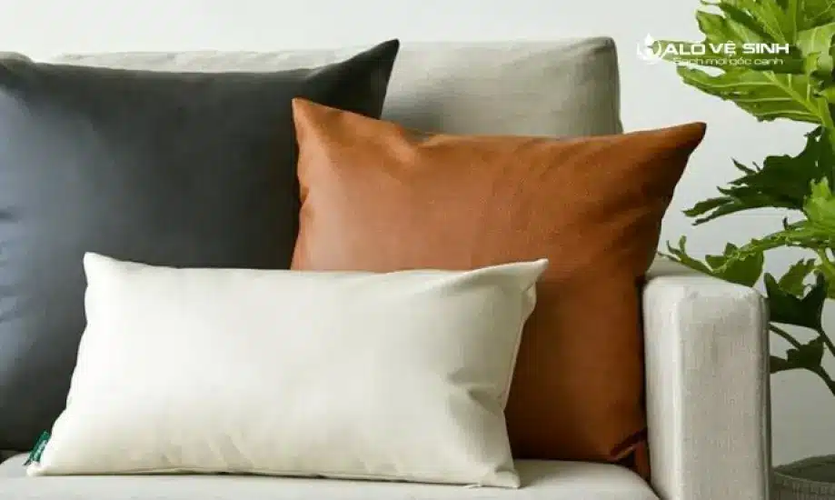 Điểm Danh Các Mẫu Gối Trang Trí Sofa Ấn Tượng Cho Mọi Không Gian Mẫu gối trang trí sofa bằng da tạo nên độ sang trọng.
