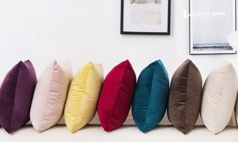 Điểm Danh Các Mẫu Gối Trang Trí Sofa Ấn Tượng Cho Mọi Không Gian Mẫu gối trang trí sofa bằng lụa đang được nhiều người tiêu dùng yêu thích.