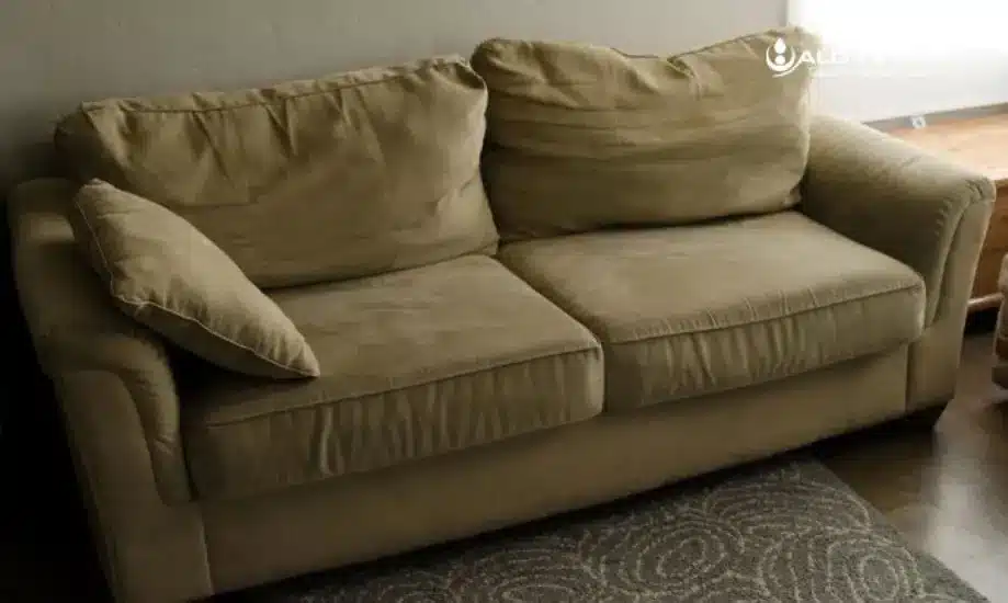 Mua đệm mút về tự làm sofa được nhiều bạn trẻ yêu thích.