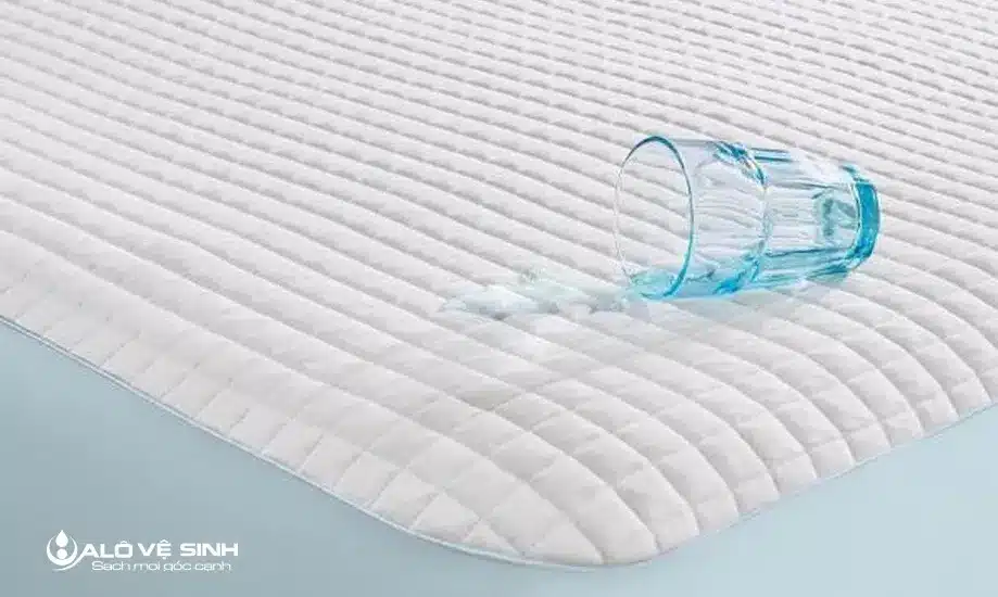 Nệm bị đổ nước không được làm sạch kịp thời gây ra mùi hôi khó chịu.