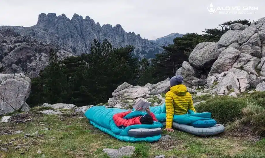 Nệm hơi du lịch rất dễ sử dụng và bảo quản trong hành trình khám phá