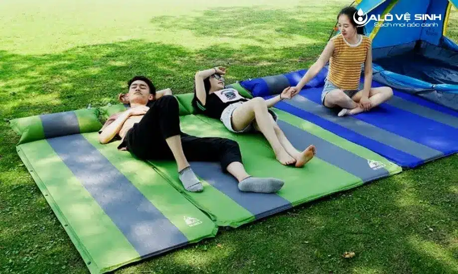 Nệm hơi thường được dùng cho dã ngoại vì tính tiện lợi dễ di chuyển