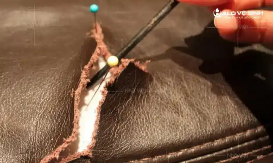 Bề mặt của ghế sofa co giãn không đều.