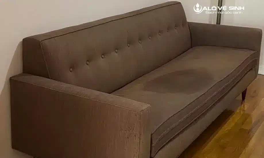 Sofa bị ố vàng do dung lịch lỏng đổ lên
