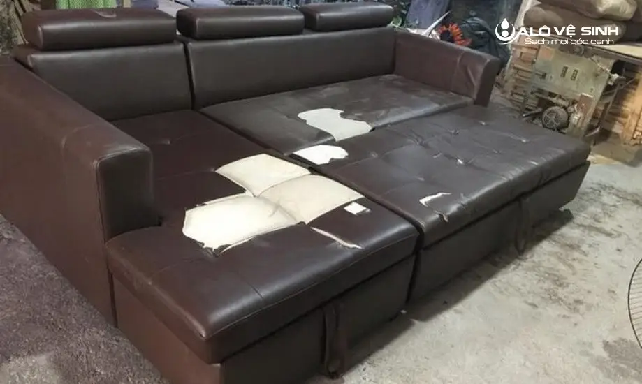 Bí Quyết Xử Lý Sofa Da Bị Nứt, Nổ Hiệu Quả Ai Cũng Làm Được Sử dụng miếng da lớn để xử lý phần sofa da bị nứt, nổ