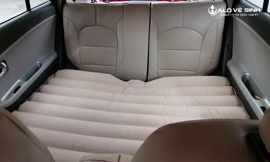 Tấm nệm được thiết kế vừa vặn với không gian bên trong xe hơi