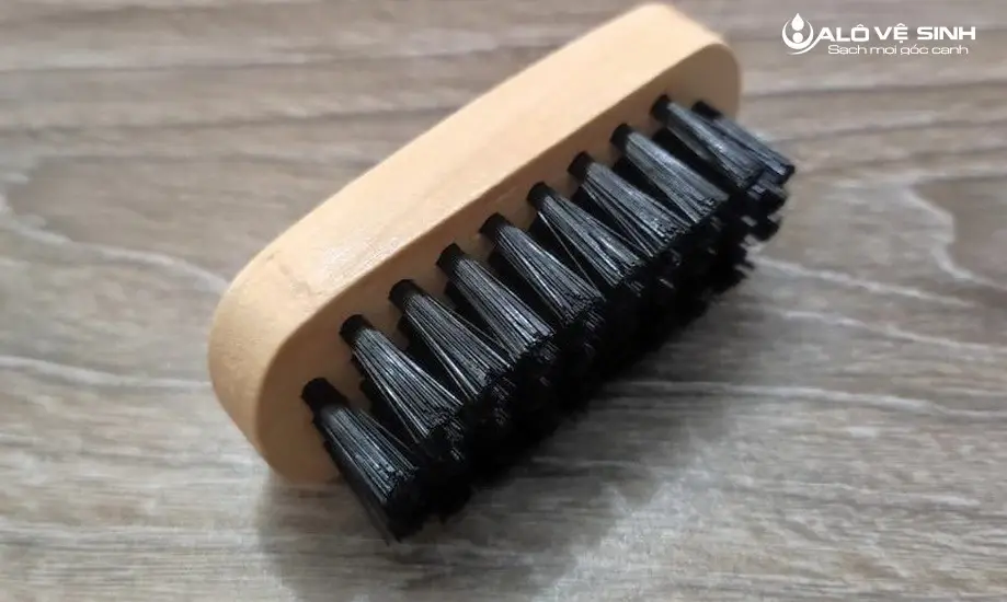 Hướng Dẫn Cách Tẩy Keo 502 Dính Trên Ghế Sofa Sạch Đẹp Như Mới Lưu ý khi tẩy keo 502 dính trên ghế sofa không dùng bàn chải cứng