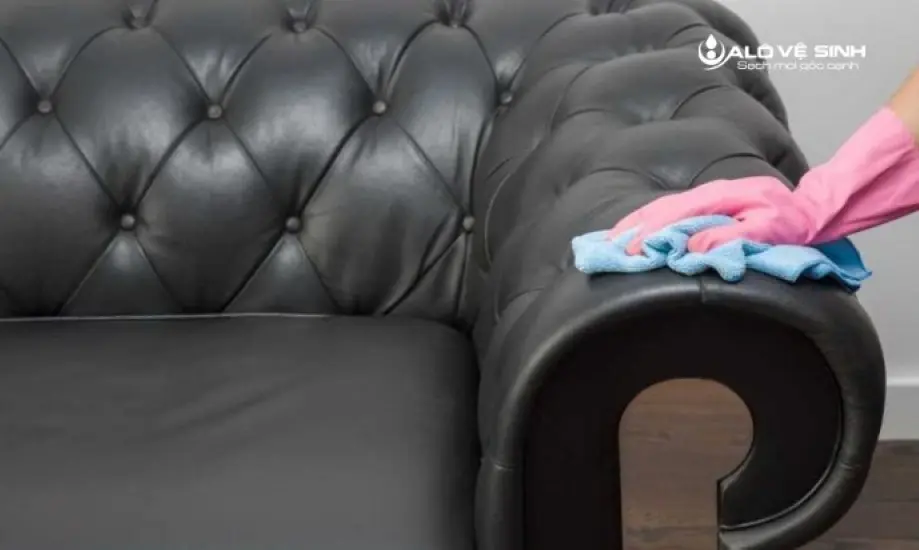 Mẹo Tẩy Vết Dầu Mỡ Trên Ghế Sofa Tại Nhà Đơn Giản, Nhanh Chóng Dùng khăn khô để lau sofa da