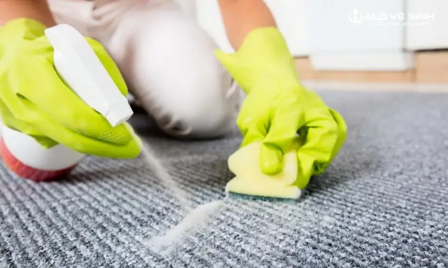 Tẩy vết nước tương trên thảm bằng xà phòng