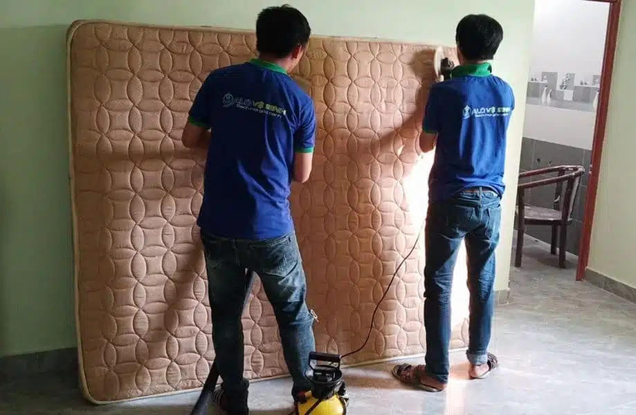 Nhân viên kỹ thuật Alo Vệ Sinh tiến hành giặt nệm khô tại nhà khách hàng