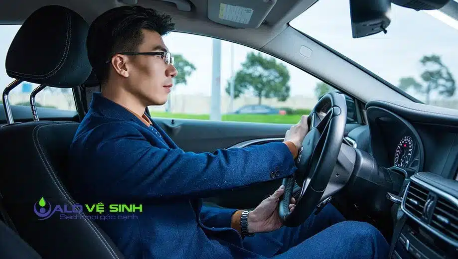 Điều chỉnh tư thế ngồi ghế ô tô đúng cách để tạo cảm giác thoải mái và tránh đau lưng