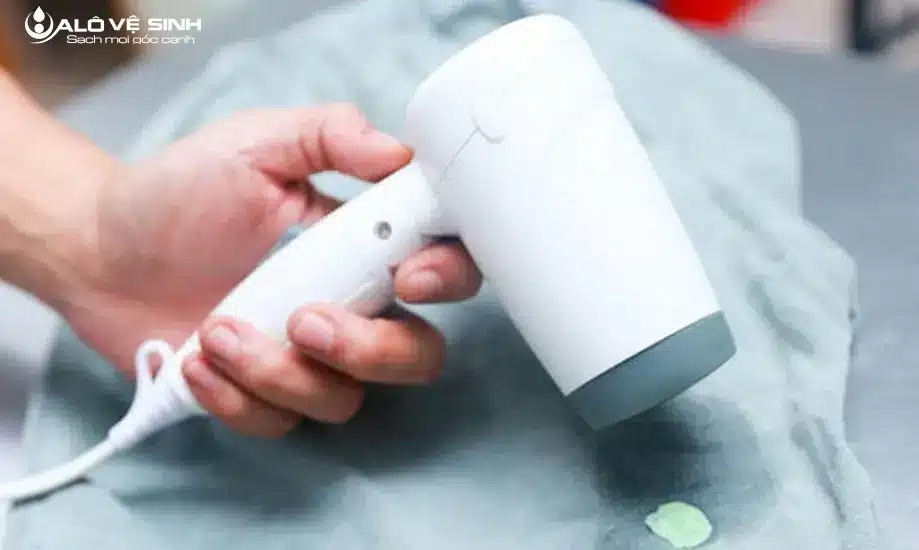 Sau khi tự vệ sinh nệm có thể dùng máy sấy làm nệm khô nhanh chóng